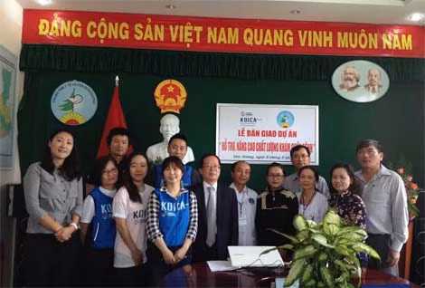 Lễ trao tặng thiết bị y tế diễn ra sáng 8/5.