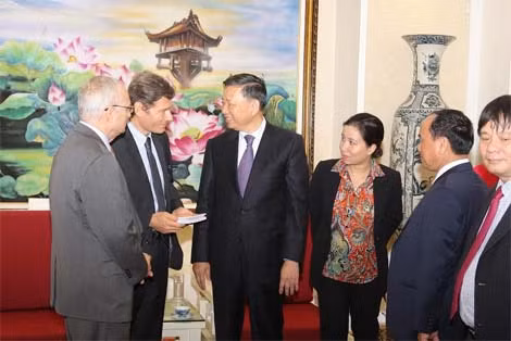 Thứ trưởng Tô Lâm trao đổi với Trợ lý Ngoại trưởng Hoa Kỳ Thomas Malinowski. Ảnh Việt Hưng.