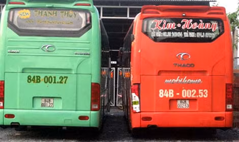 Hai phương tiện ô tô khách liên quan đến vụ tai nạn thảm khốc.