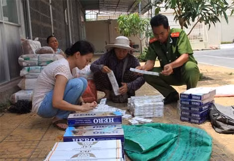 Trinh sát Phòng PC46 Công an TP.Cần Thơ bắt quả tang tài xế Hải vận chuyển thuốc lá lậu.