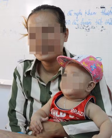 Mẹ con phạm nhân Trà Thị Kim Trang.