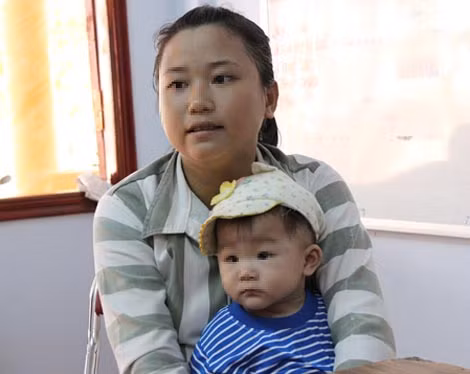 Mẹ con phạm nhân Nguyễn Thị Học.
