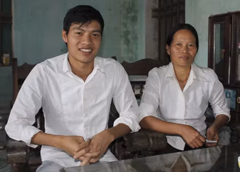 Chị Phạm Thị Lý và cậu con trai riêng của chồng được chị hiến thận.