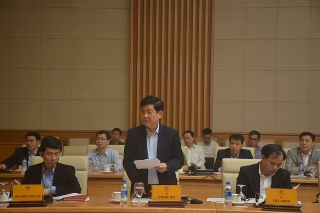 Thứ trưởng Bộ Công an Nguyễn Văn Sơn phát biểu tại cuộc họp.