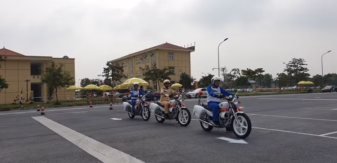 Nâng cao kiến thức và kỹ năng lái xe an toàn cho cán bộ CSGT ảnh 4