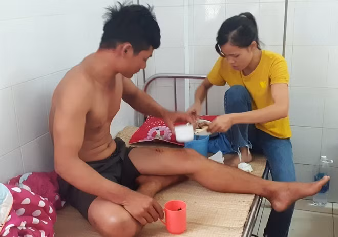 Bốn tàu cá bốc cháy dữ dội, thiệt hại nhiều tỷ đồng ảnh 3
