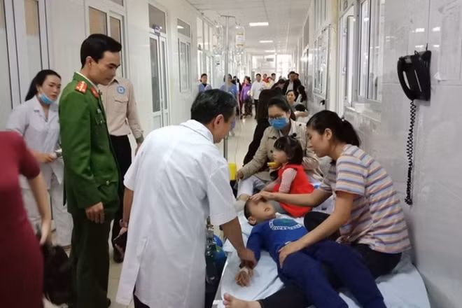 Cán bộ Công an Thanh Hoá động viên gia đình các cháu bị ngộ độc, nắm tình hình làm rõ vụ ngộ độc
