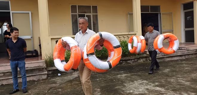 các chủ bến được tặng phao cứu sinh