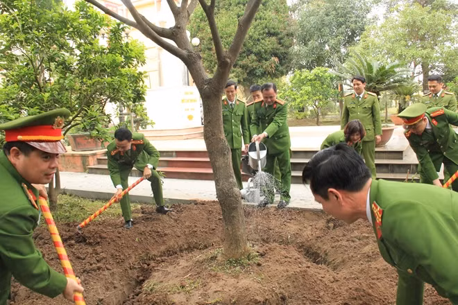 CBCS Cục Cảnh sát QLTG, CSGDBB, TGD trồng cây hưởng ứng "Tết trồng cây đời đời nhớ ơn Bác Hồ"