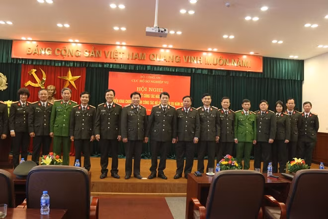 Thứ trưởng Lương Tam Quang và các đại biểu tại Hội nghị