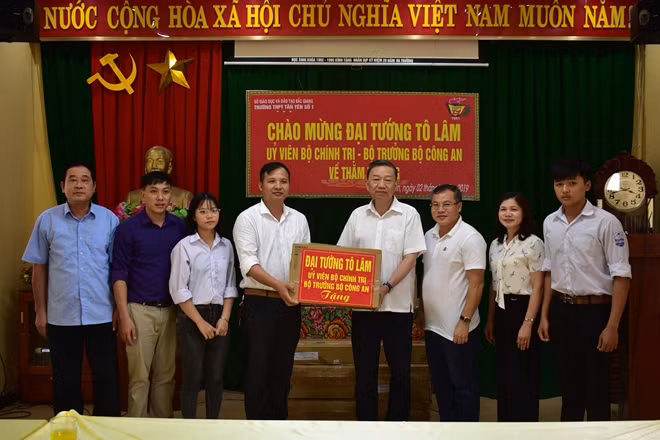 Bộ trưởng Tô Lâm tặng quà thầy và trò Trường THPT Tân Yên 1