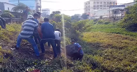 Một chiếc két sắt đang được đưa lên khỏi kênh.