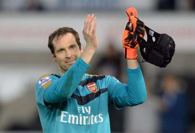 Petr Cech có danh hiệu găng tay vàng trong màu áo Arsenal. Ảnh: Reuters.