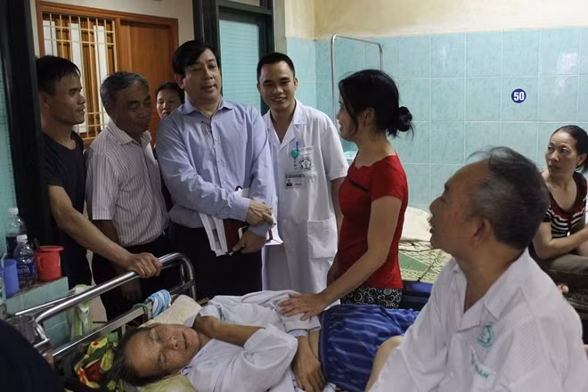 PGS.TS Lương Ngọc Khuê trực tiếp kiểm tra phòng bệnh