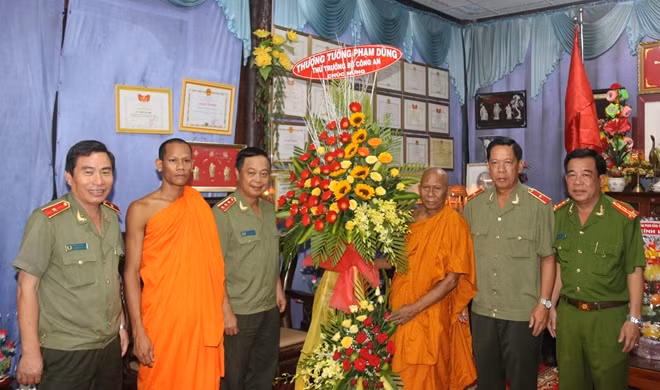 Thứ trưởng Phạm Dũng tặng hoa chúc mừng Đại lễ Phật đản PL 2560 đến Hòa thượng Thạch Sok Xane, Trưởng Ban trị sự GHPGVN tỉnh Trà Vinh.