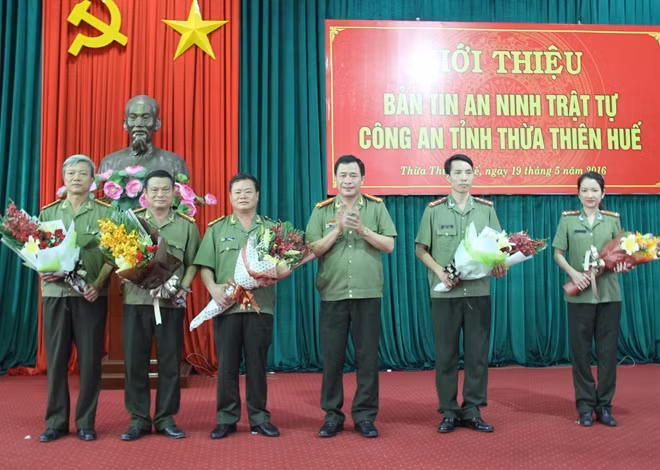 Đại tá Lê Quốc Hùng, Giám đốc Công an tỉnh Thừa Thiên- Huế tặng hoa cho các đồng chí thuộc Ban Biên tập Bản tin ANTT.