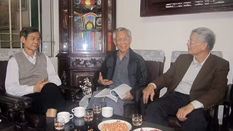 Đại tá, Anh hùng LLVTND Nguyễn Xuân Đài (bìa trái) cùng đồng đội Tiểu đoàn 61 ôn lại truyền thống.