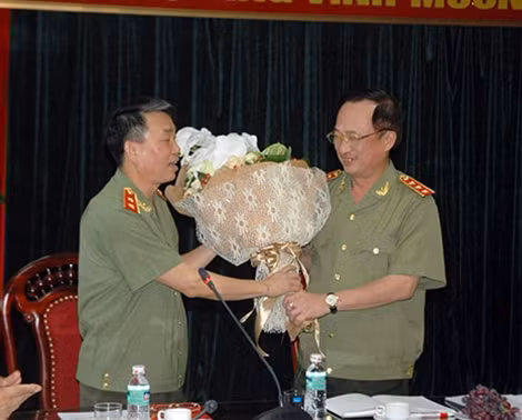 Trung tướng Trần Bá Thiều, Tổng cục trưởng Tổng cục Chính trị CAND tặng hoa chúc mừng Thứ trưởng Nguyễn Văn Thành.