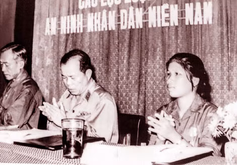 Anh hùng Nguyễn Thị Lài tham gia Đoàn Chủ tịch Đại hội tuyên dương anh hùng các lực lượng An ninh miền Nam năm 1976.