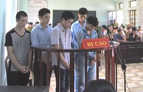 Các đối tượng đánh chết anh Phạm Văn Bình tại phiên tòa Các đối tượng đánh chết anh Phạm Văn Bình tại phiên tòa
