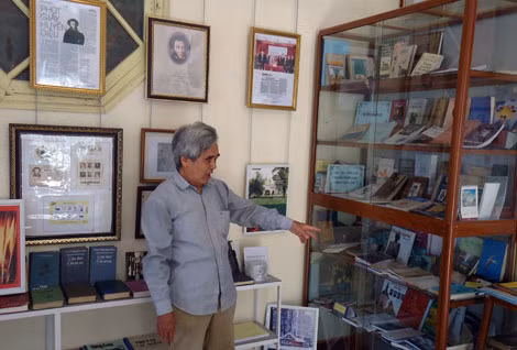 Dịch giả Thúy Toàn và một góc Nhà lưu niệm văn học Nga ở làng Phù Lưu, thị xã Từ Sơn, Bắc Ninh.