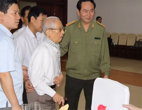 Bộ trưởng Trần Đại Quang thăm hỏi nguyên Bí thư TW Đảng Trần Quốc Hương trong buổi gặp mặt.
