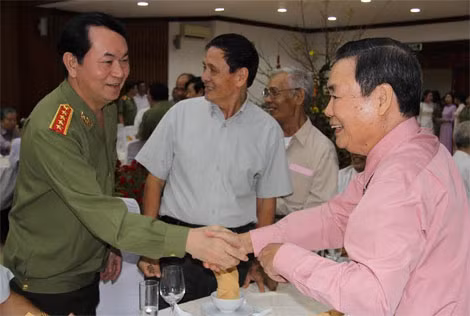 Bộ trưởng Trần Đại Quang thăm hỏi các đồng chí cán bộ cao cấp hưu trí.