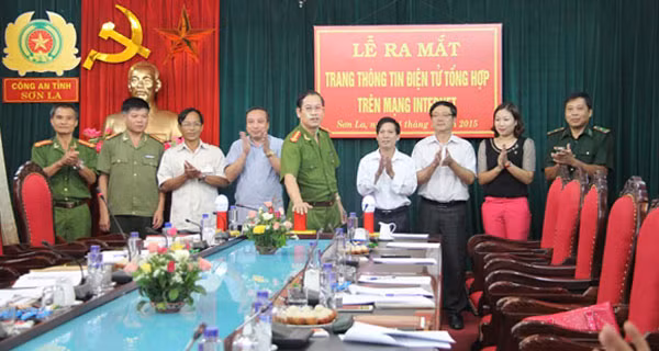 Đồng chí đại tá Phùng Tiến Triển, Phó Giám đốc Công an tỉnh bấm nút khai trương Trang thông tin điện tử tổng hợp Công an tỉnh Sơn La trên mạng Internet.