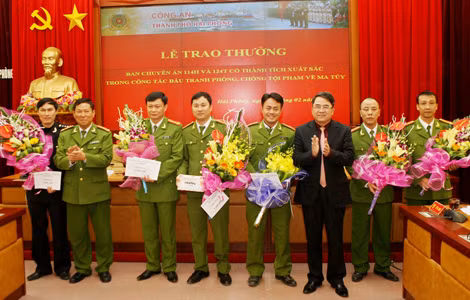 Đại diện Phòng PC47 Công an TP Hải Phòng nhận quyết định khen thưởng trong một chuyên án. Đại diện Phòng PC47 Công an TP Hải Phòng nhận quyết định khen thưởng trong một chuyên án.