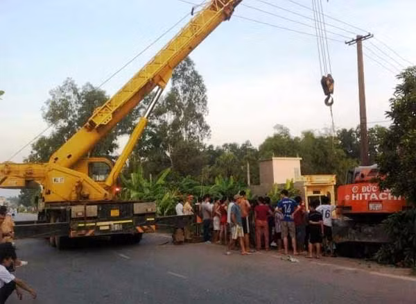 Cẩu xe tải ra khỏi ao.