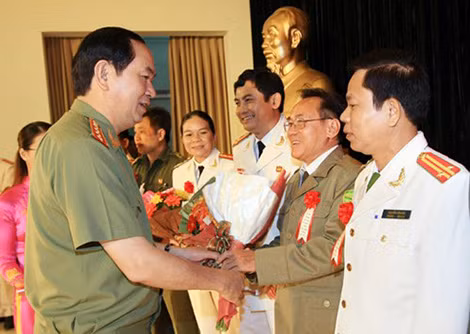 Đại tướng Trần Đại Quang, Ủy viên Bộ Chính trị, Bộ trưởng Bộ Công an tặng hoa, chúc mừng các điển hình tiên tiến, tiêu biểu.