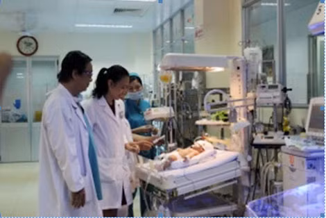 Cháu bé đang được theo dõi tại bệnh viện Nhi đồng 1- TP Hồ Chí Minh.