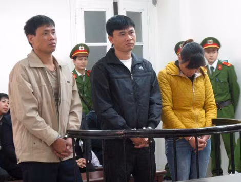 Ba bị cáo: Hương, Tùng và Hoàng tại phiên xử.