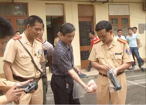 Lực lượng chức năng kiểm tra lô hàng đồ chơi tình dục không rõ nguồn gốc.