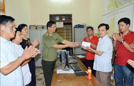 Đại tá Đinh Tiến Quân, Giám đốc Công an tỉnh trao thưởng cho cán bộ chiến sĩ Công an huyện Mường Khương. Đại tá Đinh Tiến Quân, Giám đốc Công an tỉnh trao thưởng cho cán bộ chiến sĩ Công an huyện Mường Khương.