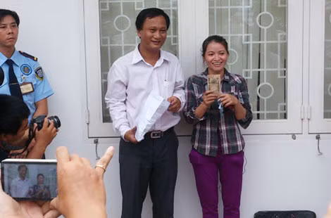 Hình ảnh chị Hồng trong ngày vui nhận số tiền 5 triệu yen. Hình ảnh chị Hồng trong ngày vui nhận số tiền 5 triệu yen.