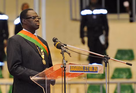 Tổng thống lâm thời Burkina Faso Michel Kafando tuyên thệ nhậm chức ngày 21/11/2014.
