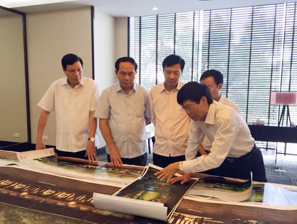 Bộ trưởng Trần Đại Quang nghe lãnh đạo tỉnh báo cáo quy hoạch phát triển du lịch tỉnh Quảng Ninh.