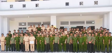 Chụp ảnh lưu niệm với lãnh đạo bế giảng khóa huấn luyện.