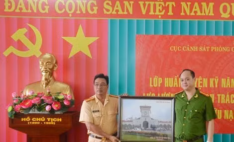 Công an các đơn vị tặng kỷ niệm cho Cục Cảnh sát PCCC&CHCN.