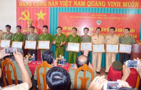 Các cá nhân nhận Giấy khen của Cục CS PCCC&CHCN.