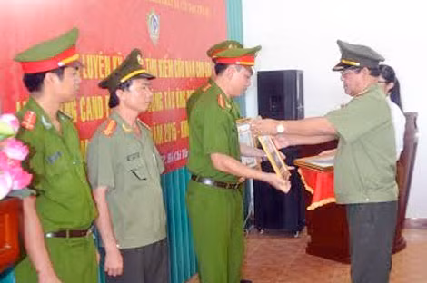 Trung tướng Ksor Nham trao Bằng khen của Bộ Công an cho 01 tập thể và 03 cá nhân có thành tích xuất sắc trong khóa huấn luyện.