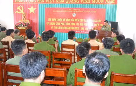 Bế giảng khóa huấn luyện kỹ năng tìm kiếm cứu nạn.