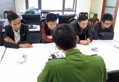 Cơ quan Công an lấy lời khai của các đối tượng lừa đảo qua điện thoại.