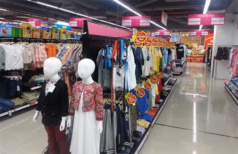 Trong dịp khuyến mại, hơn 1.000 mặt hàng gia dụng, quần áo thời trang, các phụ kiện đi biển được giảm giá.