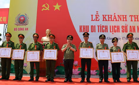 Thứ trưởng Bộ Công an Bùi Quang Bền trao Bằng khen của Bộ Công an cho các nhân có thành tích xuất sắc trong xây dựng Khu di tích lịch sử An ninh Khu IX.