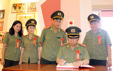 Thứ trưởng Thường trực Bộ Công an Đặng Văn Hiếu ghi sổ cảm tưởng tại Nhà bảo tang CAND trong Khu di tích.