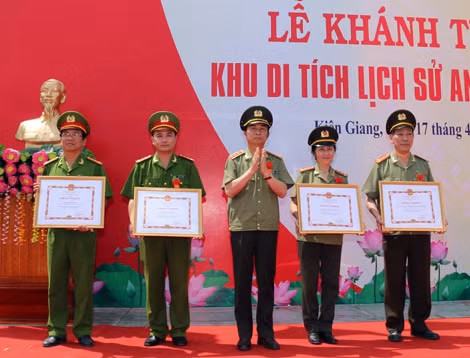 Thứ trưởng Thường trực Bộ Công an Đặng Văn Hiếu tặng Bằng khen của Bộ Công an cho 4 tập thể có thành tích xuất sắc trong xây dựng Khu di tích lịch sử An ninh Khu IX.