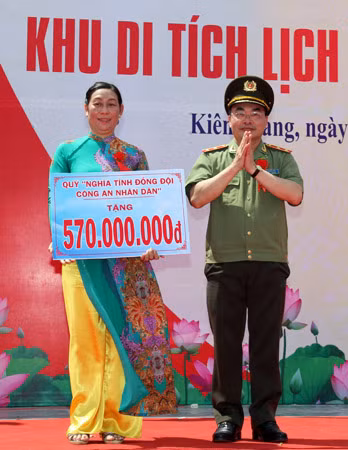 Thứ trưởng Bộ Công an Bùi Quang Bền trao tặng 570 triệu đồng từ Quỹ “Nghĩa tình đồng đội CAND” cho lãnh đạo MTTQVN tỉnh Kiên Giang.