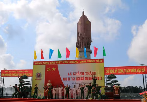 Một tiết mục văn nghệ của Công an Kiên Giang chào mừng Lễ khánh thành Khu di tích lịch sử An ninh Khu IX.
